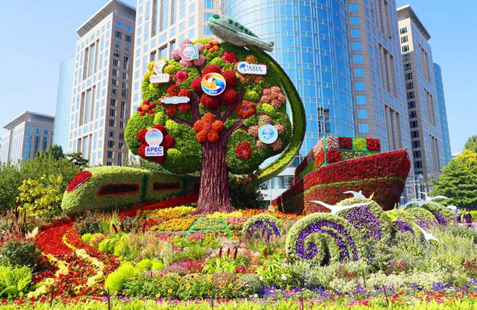 Decorazioni floreali adornano Beijng per la Festa Nazionale